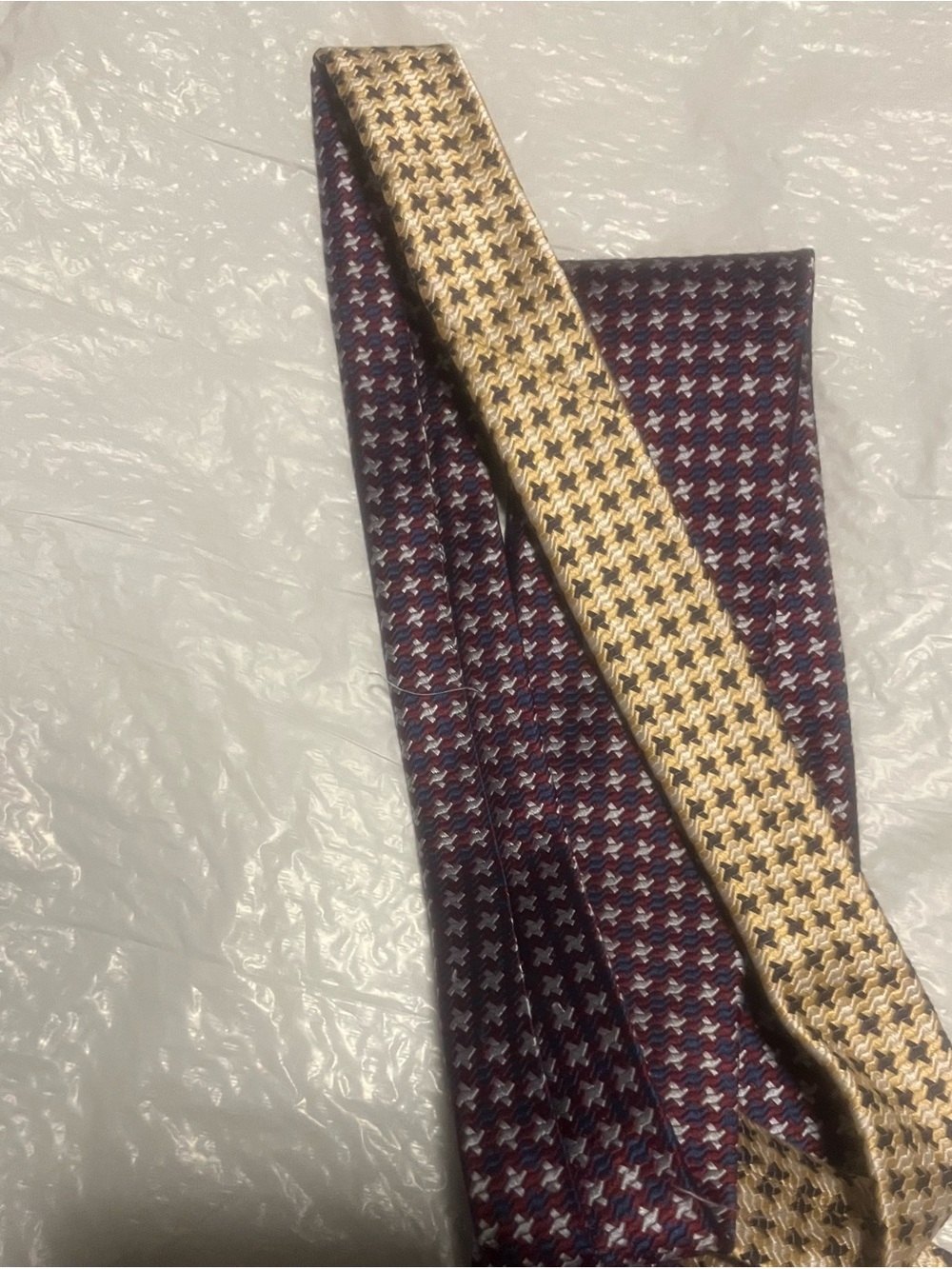 Tommy Hilfiger Men's Burgundy Houndstooth Silk Tie - Picture 3 of 4